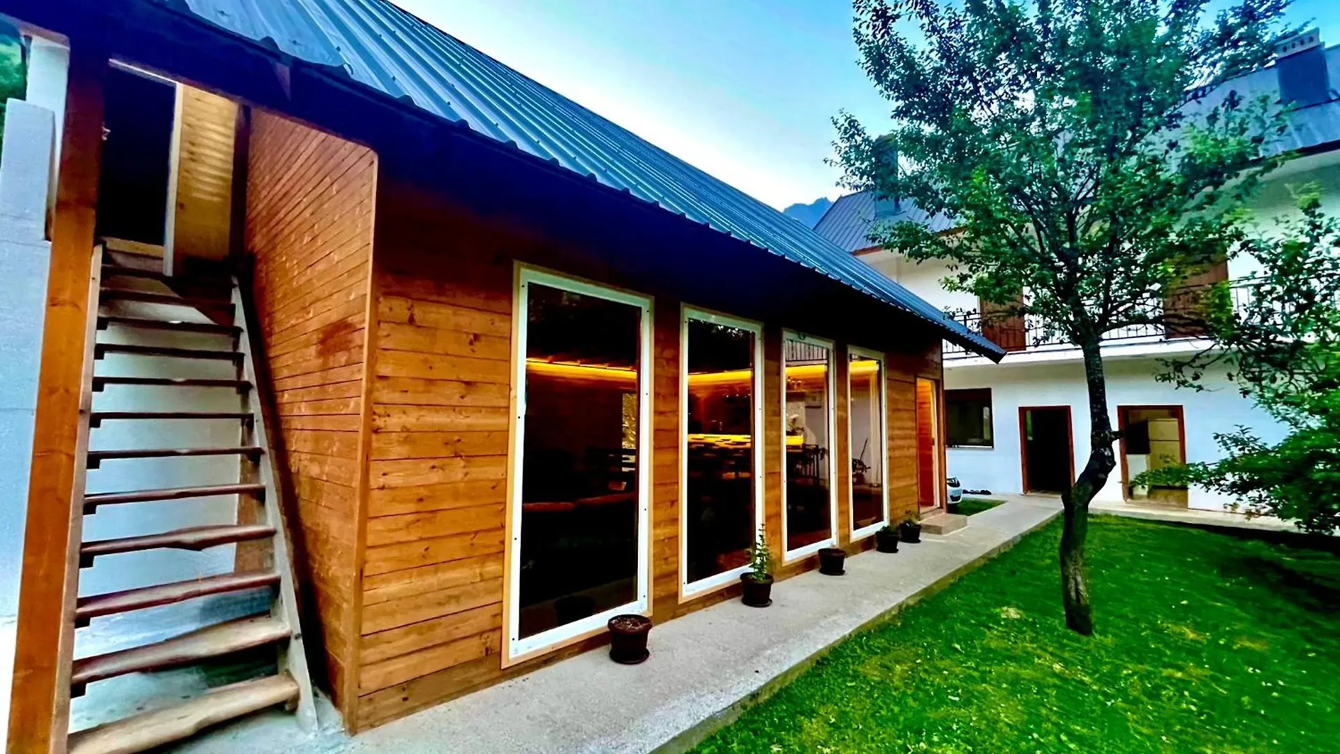 Lazer Cardaku Guest House location
