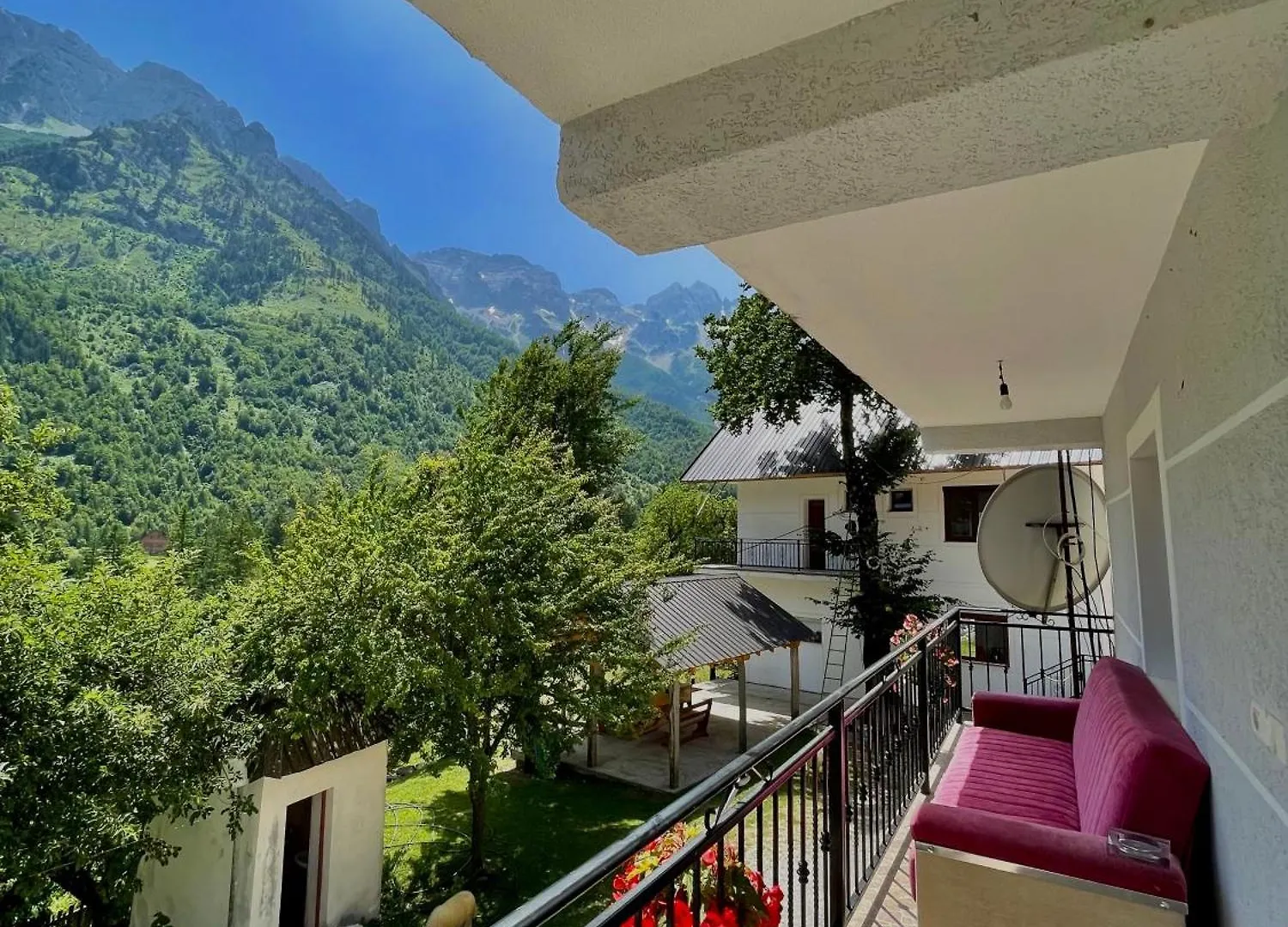 Lazer Cardaku Guest House Valbone Bed & Breakfast
